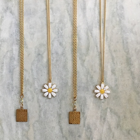 Vintage Daisy Necklace - Picture 4 of 8